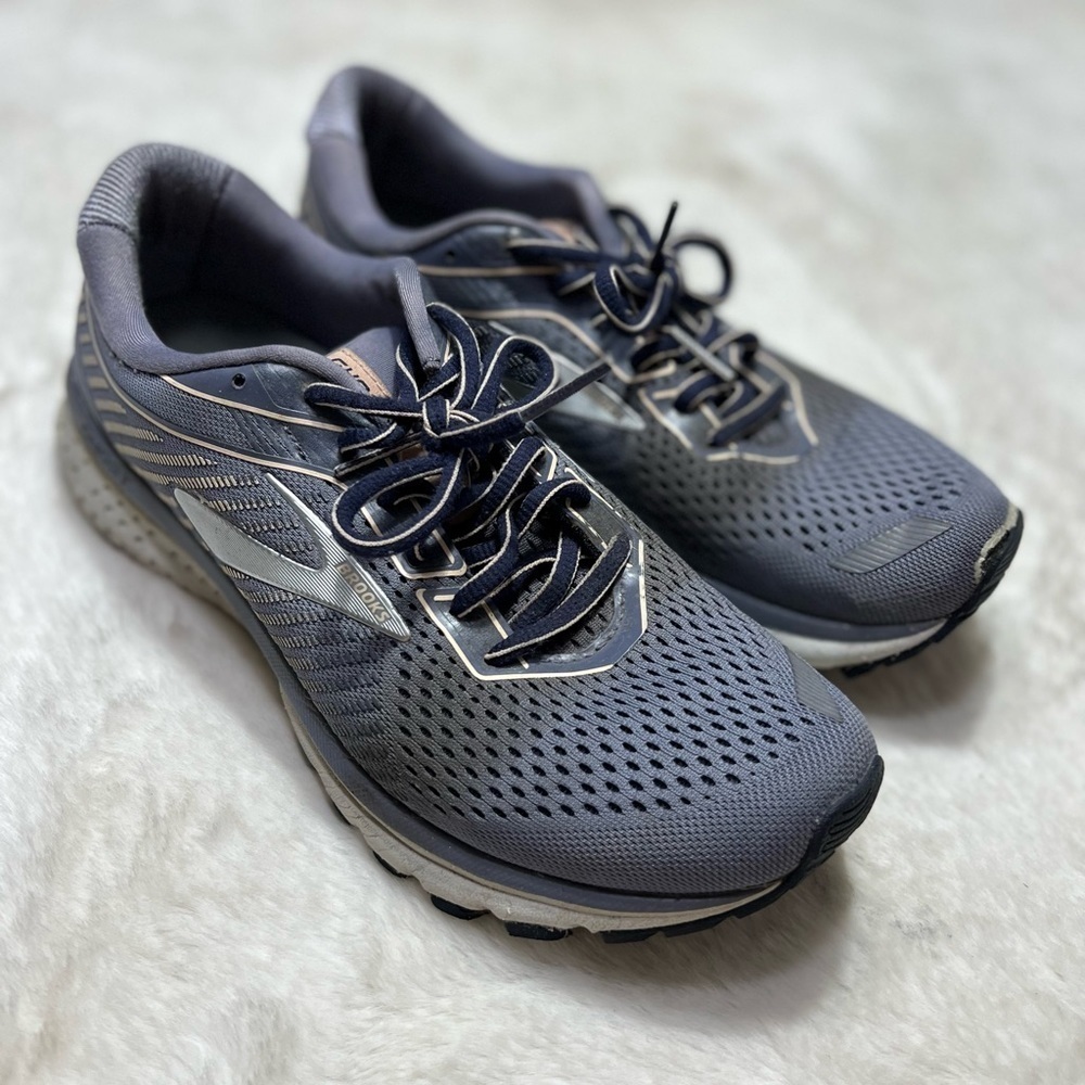 Brooks ghost 12 running sneaker womens size 9